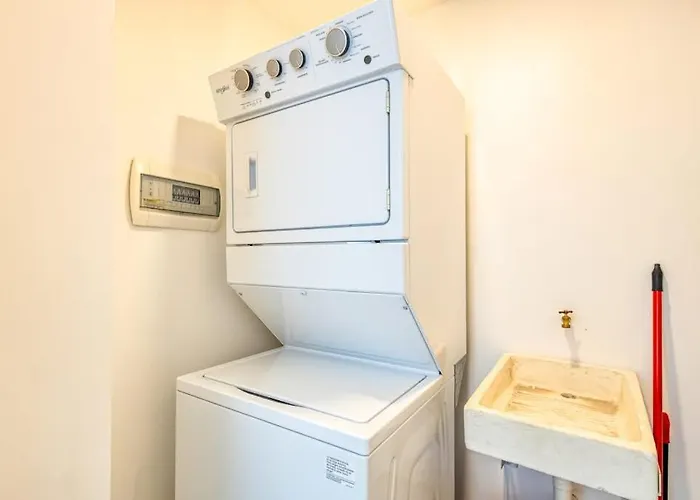 Spacious With Private Washer/dryer, Views, And Shared Pool Сasa de vacaciones *